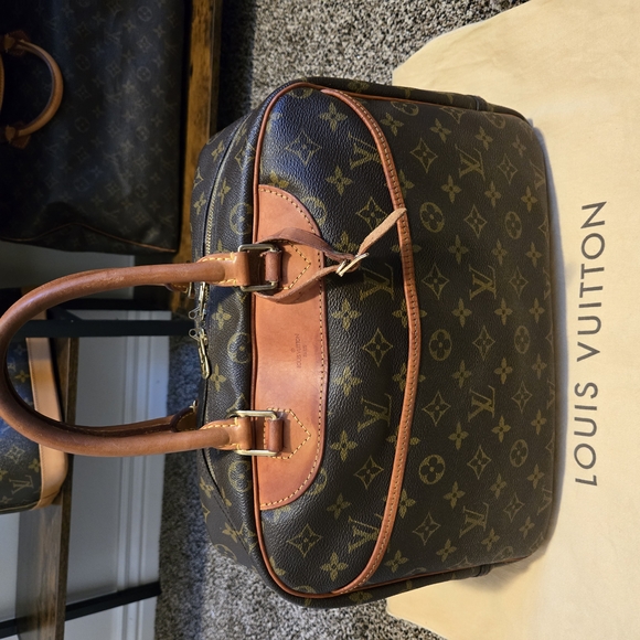 Authentic Louis Vuitton Deauville Monogram Canvas Handbag - Picture 4 of 16